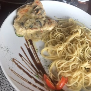 Pechuga de Pollo en salsa y spagurtis al oleo