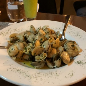 almejas al ajillo