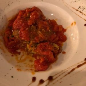 lasagna de carne en salsa roja