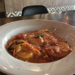 Raviolis de queso en salsa roja!