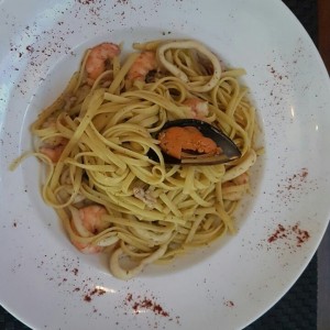 Fetuccini fruti di mare en pesto