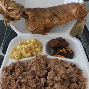 Pescado frito con arroz con coco.
