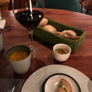 Entrada cortesia de la casa: pan, hummus, empanada y crema de zapallo
