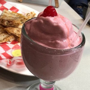 quezadilla y batido de fresa