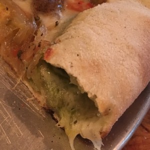 Borde relleno mozarella y pesto