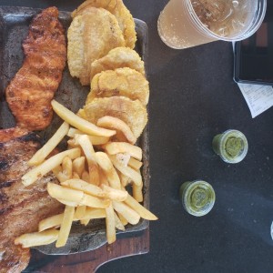 filete de pollo con chuleta de cerdo