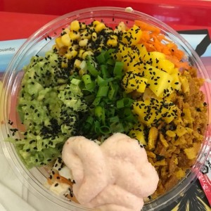 bowl de pollo , tofu, guacamole, cebollina, mango, zanahoria, wanton, mayoneaa de cangrejo.... entre otros