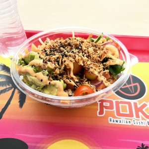 Poke de salmon, con base de arroz de sushi