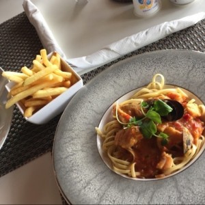 camarones al ajillo y pasta con mariscos 