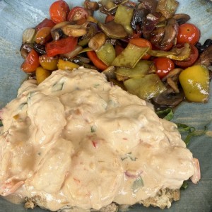 Filete de corvina con camarones con vegetales salteados