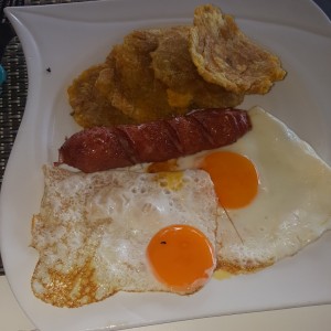 huevos con chorizo y patacones
