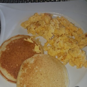 pancakes con huevo revuelto