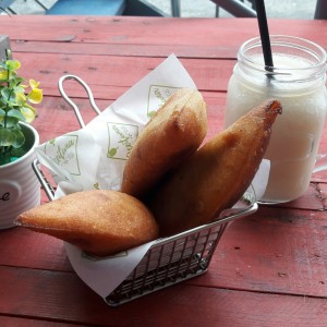 empanadas y jugo de guanabana