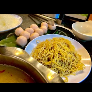 fideos de huevo y bolitas de camaron