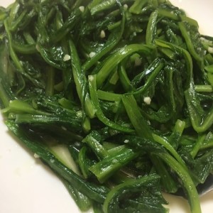 hojas de mostaza salteada con ajo