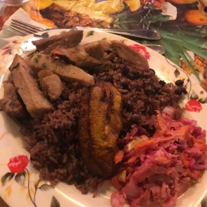 Lechon con arroz con guandu