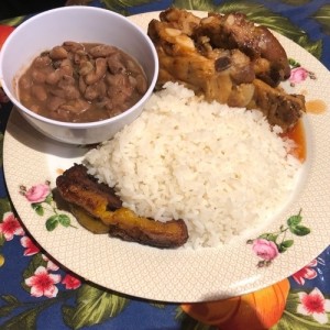 costillitas guisadas con arroz con poroto y tajadas