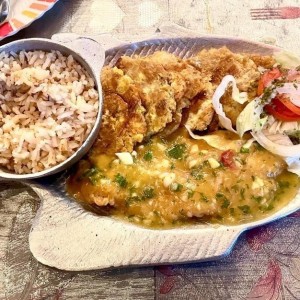 Filete de Pescado al Ajillo con Arroz con Coco y Patacones
