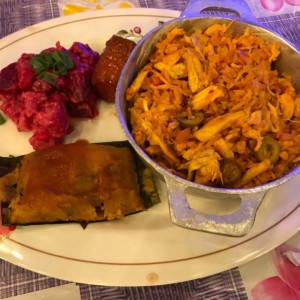 arroz con pollo tamal y papas