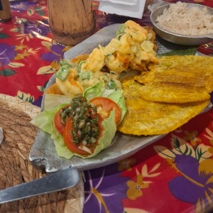 Pescado Frito Entero con Camarones con Coco y Curry