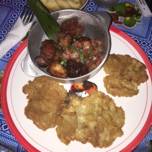 chiharron glaseado con salsa de tamarindo