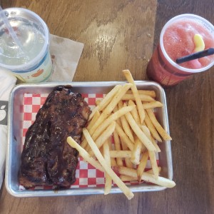 kids menu: costillitas + smoothie de fres