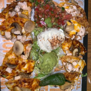 Nachos de pollo con topping de hongos