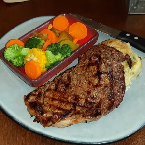 Ribeye con pure y vegetales