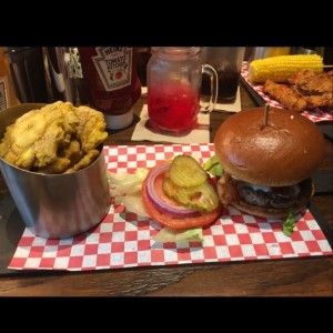 avocado burger con patacones