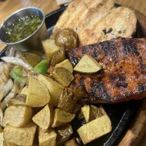 Pollo a la Parrilla con Cebolla Caramelizada