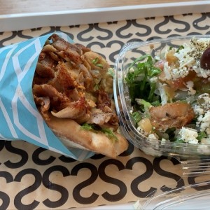 giro pita de pollo con ensalada griega