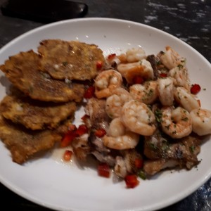 filete Corvina con camarones al ajillo 