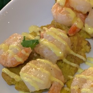 Patacon con caramones al ajillo