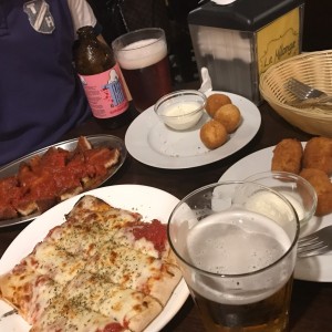 Pizza de Mozzarella, Pollo a Parmegians, Bolinhas de Queijo, Bolinho de Bacalhau + gran variedad de cerveza
