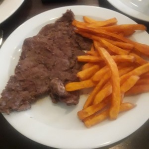 Bife con camote frito