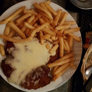 Milanesa de carne en salsa blanca