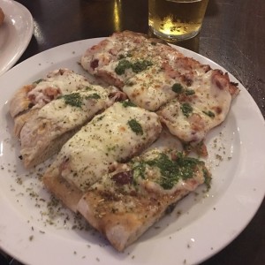 pizza con bacon y pesto