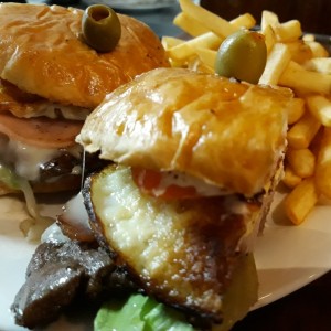 Chivito canadiense de res completo con papas fritas