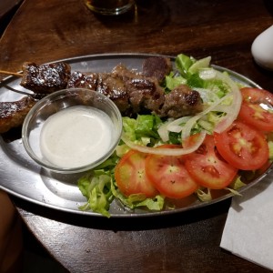 Pincho de res con ensalada