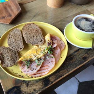 Omellet con queso y pavo