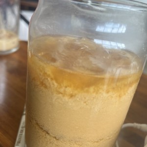 Iced latte con leche cortada