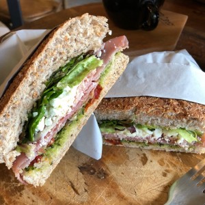 prosciutto queso feta y pesto