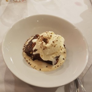 Brownie  con helado de vainilla 