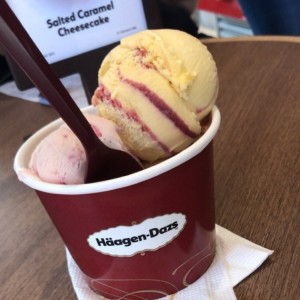 helado de fresa y frambuesa con vainilla