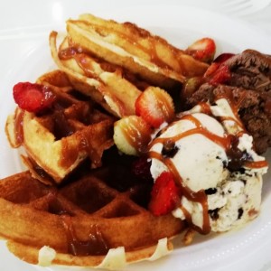 wuafles con helado de chocolate