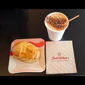 pastelito de queso y cappucino