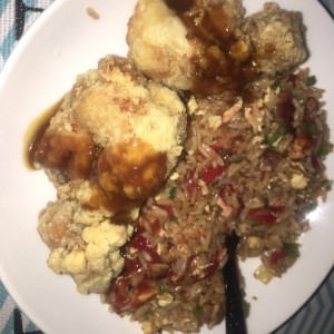 arroz con puerco y pollo frito