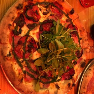 Pizza armada, jamon cocido, chorizo Italiano, Arugula y hongos