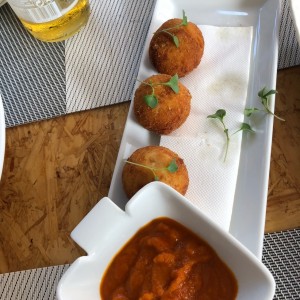 croquetas de jamon, no pude esperar a la foto para probarlas, nunca puedo