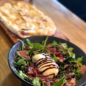 Ensalada Burrata + Focaccia de Proscuito y queso crema